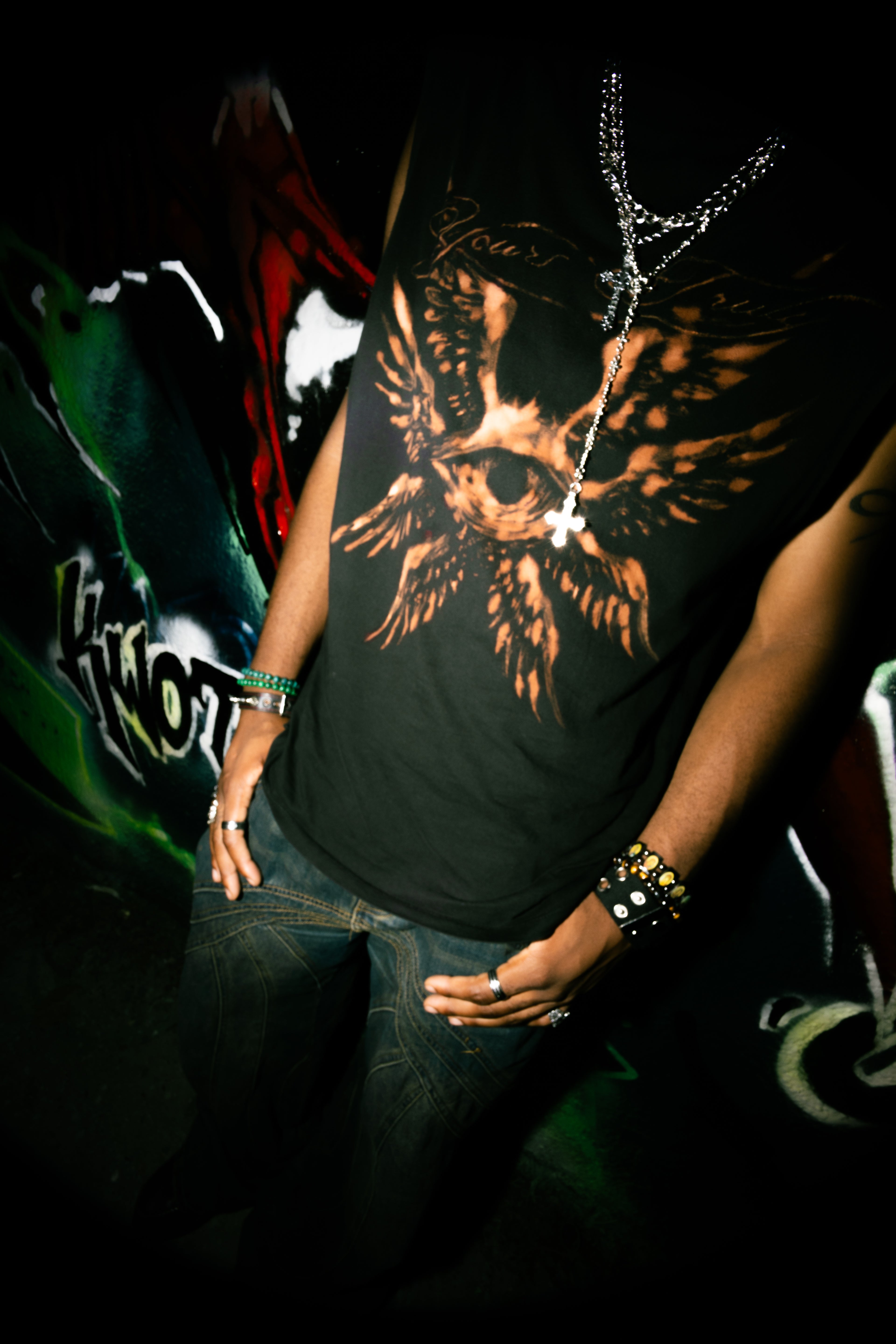 bleached winged eye tee